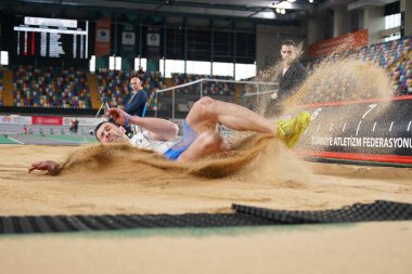 İSTANBUL, TÜRKİYE - 10 Şubat 2024: Atakoy Atletizm Arenasında düzenlenen Balkan Atletizm Şampiyonası sırasında uzun atlamacı