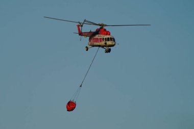 CANAKKALE, TURKIYE - 18 Haziran 2024: Yeltsovka Havayolları Mil Mi-8MTV-1 Hip (97491) Gelibolu 'daki orman yangınını söndürüyor