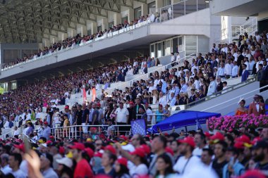 İSTANBUL, TURKIYE - 30 Haziran 2024: Gazi Yarışı sırasında Velifendi Yarış Sahasında İnsanlar