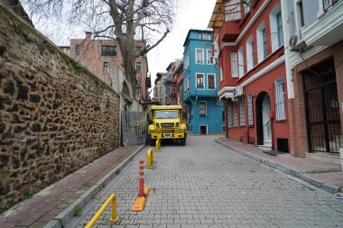 İSTANBUL, TURKIYE - 27 Ocak 2024: Fener İlçesi 'nde renkli binaları olan sokak