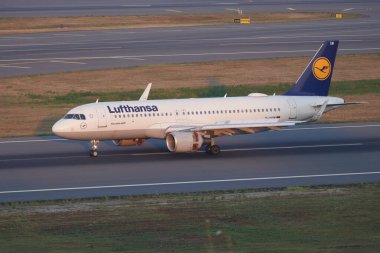 ISTANBUL, TURKIYE - 21 Haziran 2023: Lufthansa Airbus A320-214 (6577) İstanbul Uluslararası Havaalanına indi