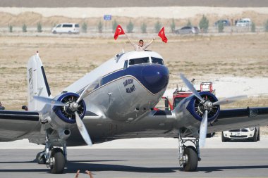 ESKISEHIR, TURKIYE - 17 Eylül 2023: M.S.O Air and Space Museum Douglas DC-3A (2204) Sivrihisar SHG Airshow 'da sergilendi