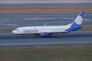 ISTANBUL, TURKIYE - 21 Haziran 2023: Belavia Boeing 737-8K5 (35139) İstanbul Uluslararası Havaalanına iniş