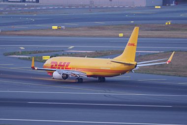 ISTANBUL, TURKIYE - 21 Haziran 2023: DHL Havacılık Boeing 737-8Q8 (30672) İstanbul Uluslararası Havalimanı 'na iniş