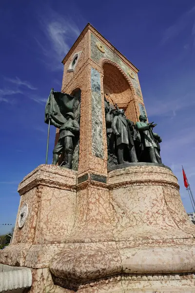 Taksim Meydanı 'ndaki Cumhuriyet Anıtı, İstanbul Şehri, Türkiye