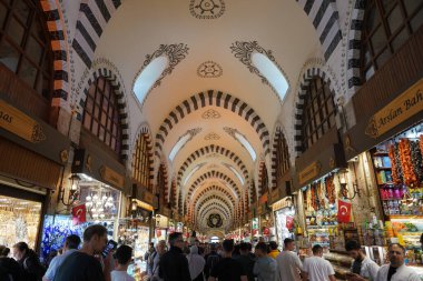 ISTANBUL, TURKIYE - 27 Nisan 2024: İnsanlar Spice Bazaar 'da alışveriş yapıyor. Baharat Pazarı İstanbul 'un en eski pazarlarından biri.