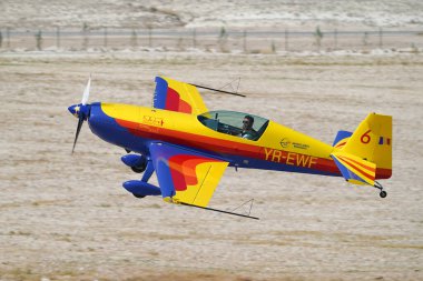 ESKISEHIR, TURKIYE - 17 Eylül 2023: Romen Hawks Aerobik Takımı Ekstra 330SC Sivrihisar SHG Airshow 'da sergilendi