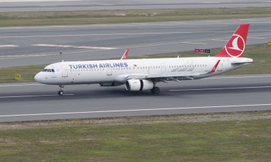 ISTANBUL, TURKIYE - EYLÜL 02, 2023: Türk Havayolları Airbus A321-231 (6781) İstanbul Uluslararası Havaalanına indi