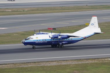 İSTANBUL, TURKIYE - EYLÜL 02, 2023: Motor Sich Havayolları Antonov An-12BK (9346810) İstanbul Uluslararası Havaalanına iniyor