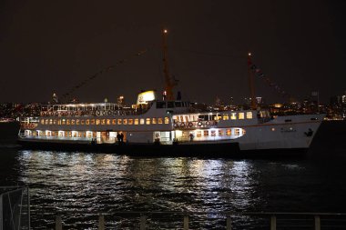 İSTANBUL, TURKIYE - 23 Nisan 2024: İstanbul 'un iki yakası arasında insan taşıyan feribot