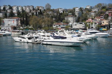İSTANBUL, TURKIYE - 11 Nisan 2024: İstanbul 'daki Istinye Marina' da tekneler