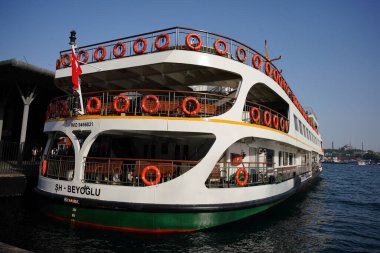 İSTANBUL, TÜRKİYE - HAZİRAN 05, 2024: İstanbul 'un tarafları arasında insan taşıyan feribot