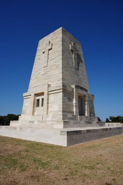 CANAKKALE, TURKIYE - 18 Haziran 2024: Gelibolu, Çanakkale 'deki Yalnız Çam Mezarlığı ve Anıt