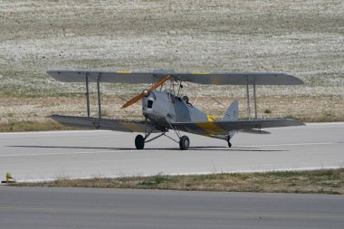 ESKISEHIR, TURKIYE - 16 Eylül 2023: M.S.O Air and Space Museum de Havilland DH-82 Tiger Moth (83900) Sivrihisar SHG Airshow 'da sergilendi