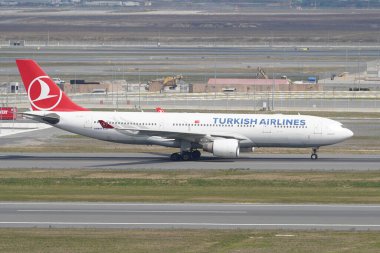 ISTANBUL, TURKIYE - EYLÜL 02, 2023: Türk Havayolları Airbus A330-223 (869) İstanbul Uluslararası Havaalanına indi