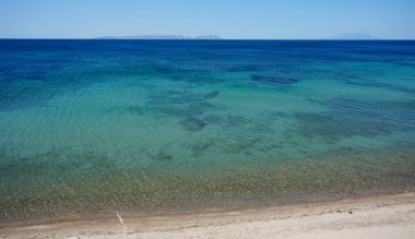 Yazın mavi ve sakin deniz