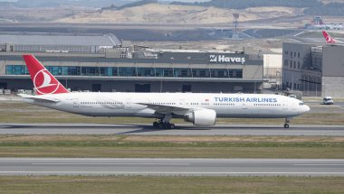 ISTANBUL, TURKIYE - EYLÜL 02, 2023: Türk Havayolları Boeing 777-3F2ER (44124) İstanbul Uluslararası Havaalanına indi