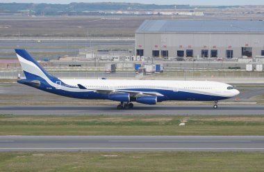 İSTANBUL, TURKIYE - EYLÜL 02, 2023: Hifly Malta Havayolları Airbus A340-312 (367) İstanbul Uluslararası Havaalanına indi