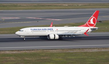 ISTANBUL, TURKIYE - EYLÜL 02, 2023: Türk Havayolları Boeing 737-8MAX (60052) İstanbul Uluslararası Havaalanına indi