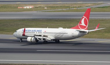ISTANBUL, TURKIYE - EYLÜL 02, 2023: Türk Hava Yolları Boeing 737-8F2 (42009) İstanbul Uluslararası Havaalanına iniyor