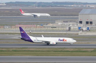 ISTANBUL, TURKIYE - EYLÜL 02, 2023: ASL Airlines France Boeing 737-8ASBCF (33603) İstanbul Uluslararası Havaalanına iniyor