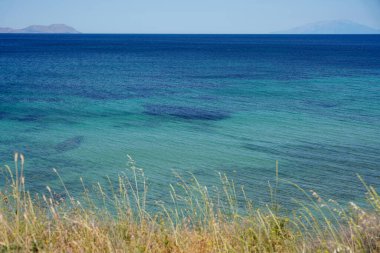 Yazın mavi ve sakin deniz