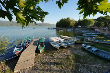 BURSA, TURKIYE - 20 HAZİRAN 2024: Golyazi Kasabasında Balıkçı Tekneleri