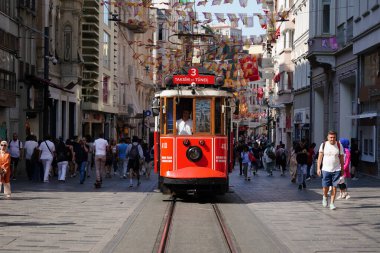 İSTANBUL, TÜRKİYE - 09 Temmuz 2024: İstanbul İstiklal Caddesi 'ndeki Eski Kızıl Tramvay
