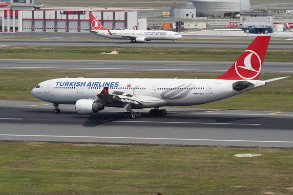 ISTANBUL, TURKIYE - EYLÜL 02, 2023: Türk Havayolları Airbus A330-223 (869) İstanbul Uluslararası Havaalanına indi