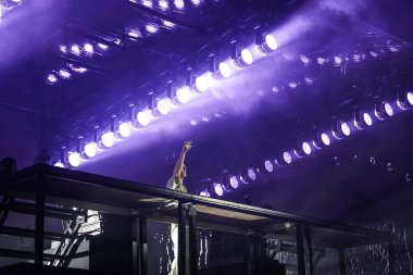 İSTANBUL, TURKIYE - Ağustos 04, 2024: İstanbul 'da DJ Frekans Konseri Kayıp