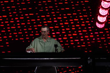 İSTANBUL, TURKIYE - Ağustos 04, 2024: İstanbul 'da DJ Frekans Konseri Kayıp