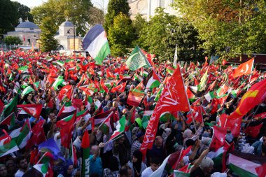 İSTANBUL, TURKIYE - Ağustos 03, 2024: Filistin 'i desteklemek için Sultanahmet Meydanı' nda toplanan insanlar
