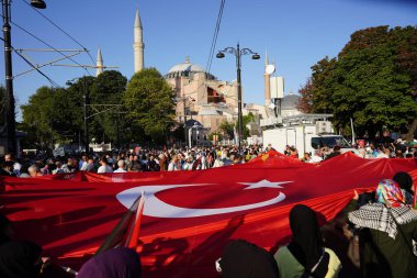 İSTANBUL, TURKIYE - Ağustos 03, 2024: Filistin 'i desteklemek için Sultanahmet Meydanı' nda toplanan insanlar