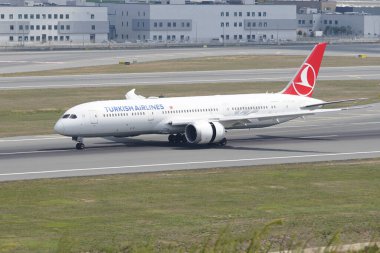 ISTANBUL, TURKIYE - EYLÜL 02, 2023: Türk Hava Yolları Boeing 787-9 (65812) İstanbul Uluslararası Havaalanına iniyor