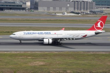 ISTANBUL, TURKIYE - EYLÜL 02, 2023: Türk Havayolları Airbus A330-223 (869) İstanbul Uluslararası Havaalanına indi