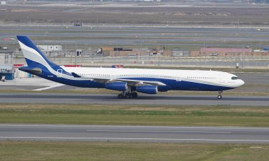 İSTANBUL, TURKIYE - EYLÜL 02, 2023: Hifly Malta Havayolları Airbus A340-312 (367) İstanbul Uluslararası Havaalanına indi