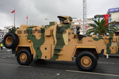 İSTANBUL, TÜRKİYE - 30 Ağustos 2024: Vatan Bulvarı 'ndaki Türk Zafer Günü geçit töreninde askeri araçlar geçit töreni