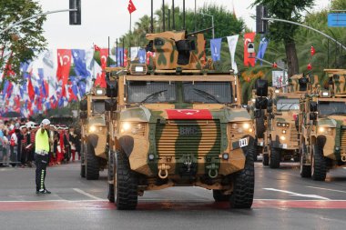 İSTANBUL, TÜRKİYE - 30 Ağustos 2024: Vatan Bulvarı 'ndaki Türk Zafer Günü geçit töreninde askeri araçlar geçit töreni