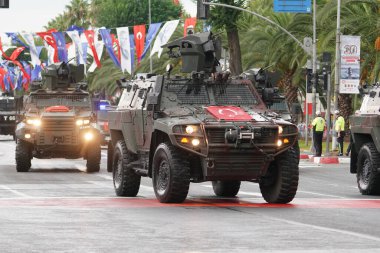 İSTANBUL, TURKIYE - 30 Ağustos 2024: Vatan Bulvarı 'nda düzenlenen 30 Ağustos Zafer Günü geçit töreninde polis araçları geçit töreni