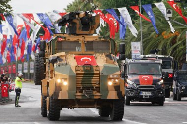 İSTANBUL, TURKIYE - 30 Ağustos 2024: Vatan Bulvarı 'nda düzenlenen 30 Ağustos Zafer Günü geçit töreninde polis araçları geçit töreni