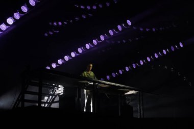 İSTANBUL, TURKIYE - Ağustos 04, 2024: İstanbul 'da DJ Frekans Konseri Kayıp