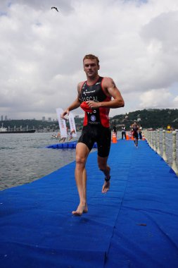 ISTANBUL, TURKIYE - 31 Ağustos 2024: İstanbul 'da düzenlenen Avrupa Triatlon Kupası' nın koşu bileşenlerinde tanımlanamayan sporcu
