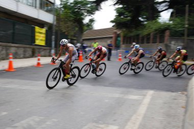 ISTANBUL, TURKIYE - 31 Ağustos 2024: İstanbul 'da düzenlenen Avrupa Triatlon Kupası' nın bisiklet bileşenlerinde yarışan sporcular