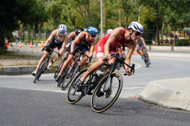 ISTANBUL, TURKIYE - 31 Ağustos 2024: İstanbul 'da düzenlenen Avrupa Triatlon Kupası' nın bisiklet bileşenlerinde yarışan sporcular