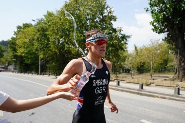 ISTANBUL, TURKIYE - 31 Ağustos 2024: İstanbul 'da düzenlenen Avrupa Triatlon Kupası' nın koşu bileşenlerinde tanımlanamayan sporcu