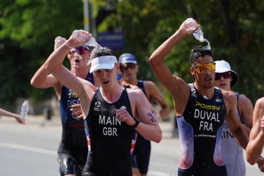 ISTANBUL, TURKIYE - 31 Ağustos 2024: İstanbul 'da düzenlenen Avrupa Triatlon Kupası' nın koşu bileşenlerinde tanımlanamayan sporcu