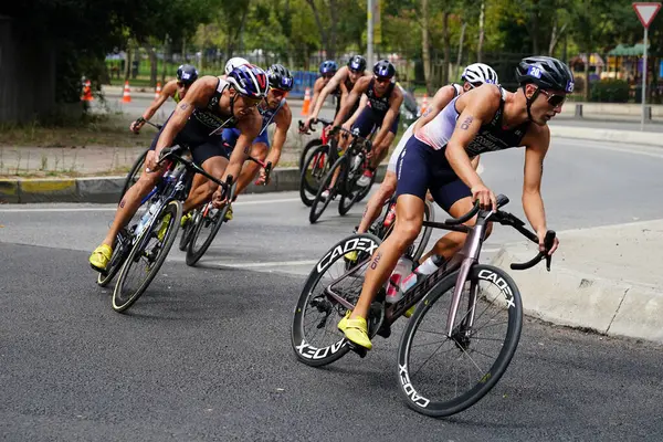 ISTANBUL, TURKIYE - 31 Ağustos 2024: İstanbul 'da düzenlenen Avrupa Triatlon Kupası' nın bisiklet bileşenlerinde yarışan sporcular