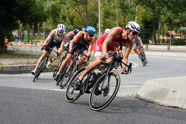 ISTANBUL, TURKIYE - 31 Ağustos 2024: İstanbul 'da düzenlenen Avrupa Triatlon Kupası' nın bisiklet bileşenlerinde yarışan sporcular