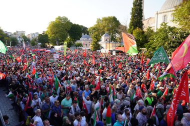 İSTANBUL, TURKIYE - Ağustos 03, 2024: Filistin 'i desteklemek için Sultanahmet Meydanı' nda toplanan insanlar
