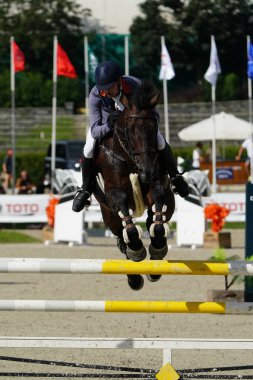 İSTANBUL, TURKIYE - EPTEMBER 08, 2024: İstanbul 'da düzenlenen Balkan Binicilik Şampiyonası sırasında kimliği belirsiz binici atla atladı